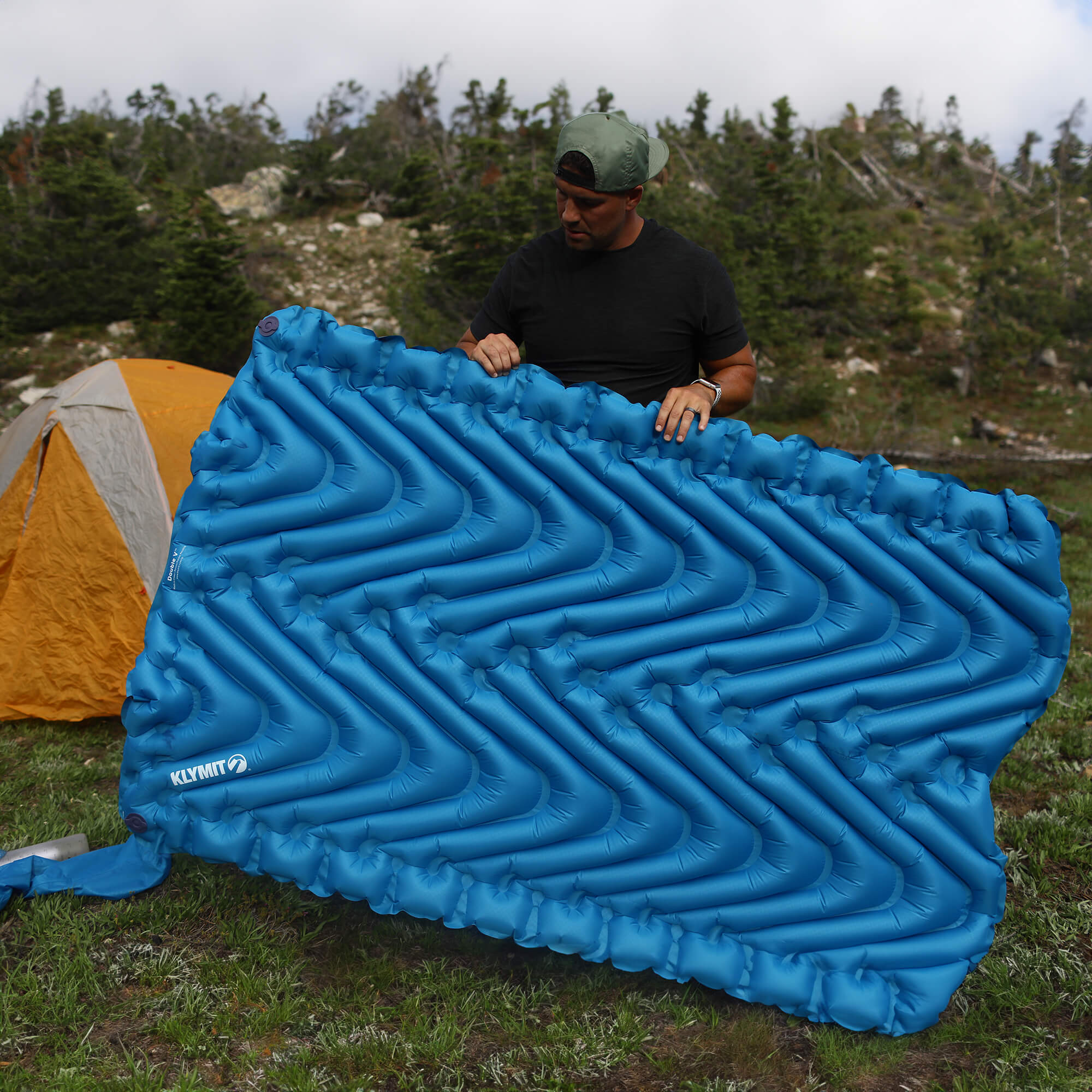 Double V Sleeping Pad, Blue, Lifestyle Holding the Pad
