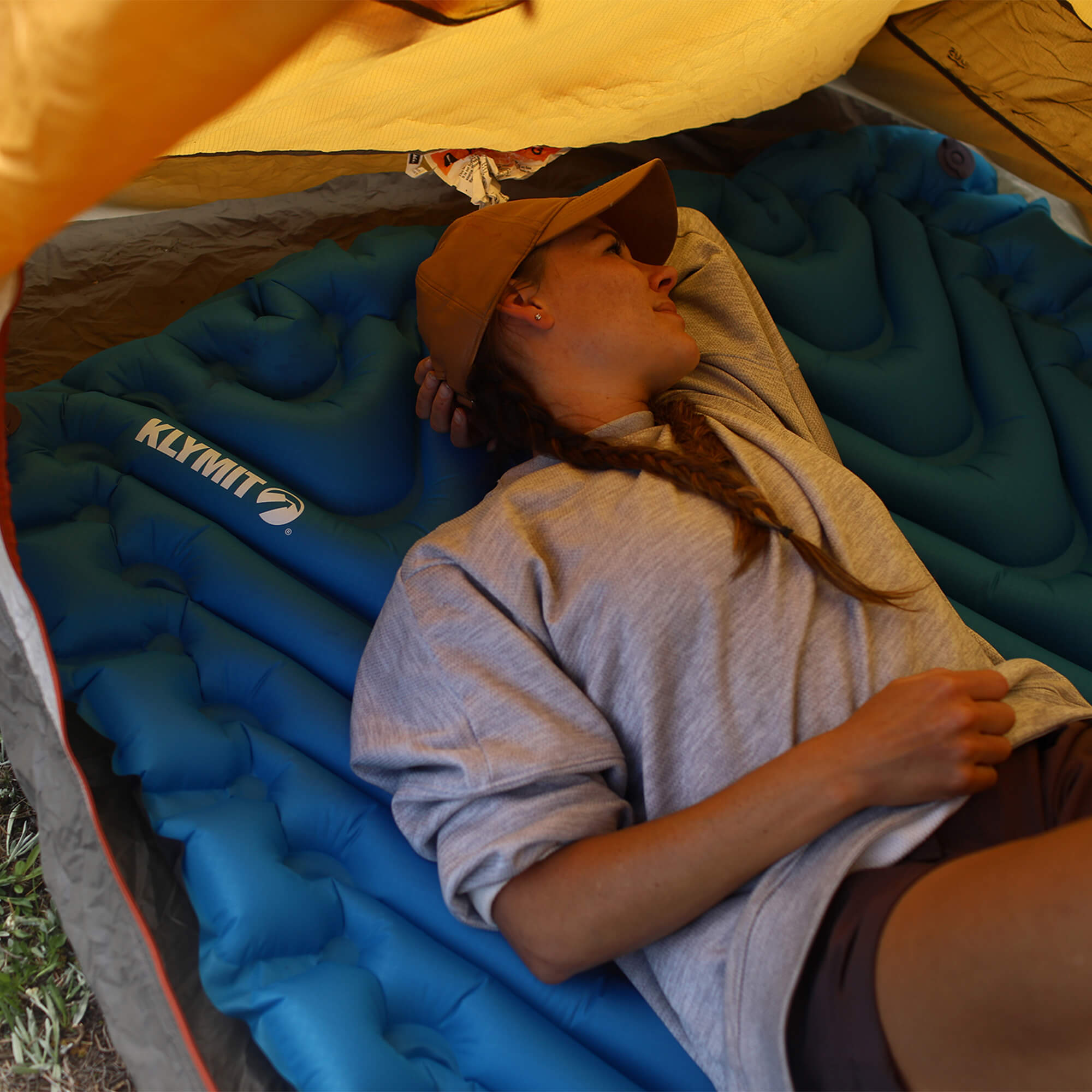 Double V Sleeping Pad, Blue, Lifestyle Lying on Pad