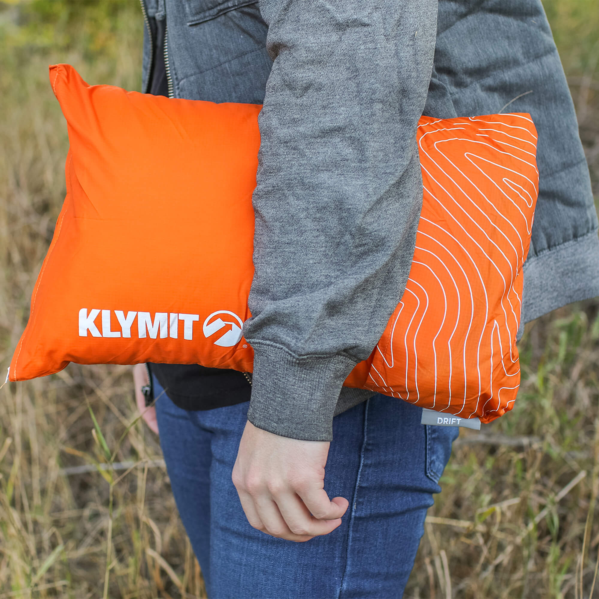 Drift Camp Pillow, Orange Regular, Lifestyle Carrying the Bag