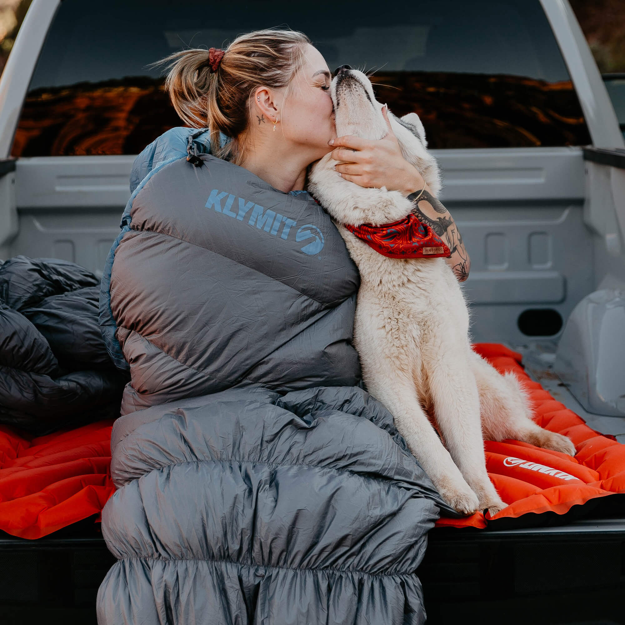 KSB 35 Sleeping Bag, Gray, Lifestyle Woman Kissing the Dog
